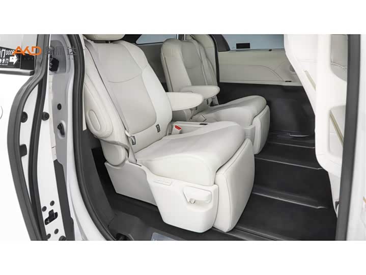 Фото 8 - Toyota Sienna