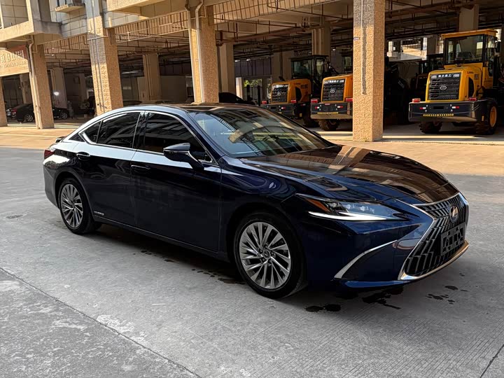 Фото 1 - Lexus ES