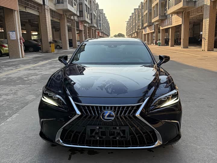 Фото 2 - Lexus ES