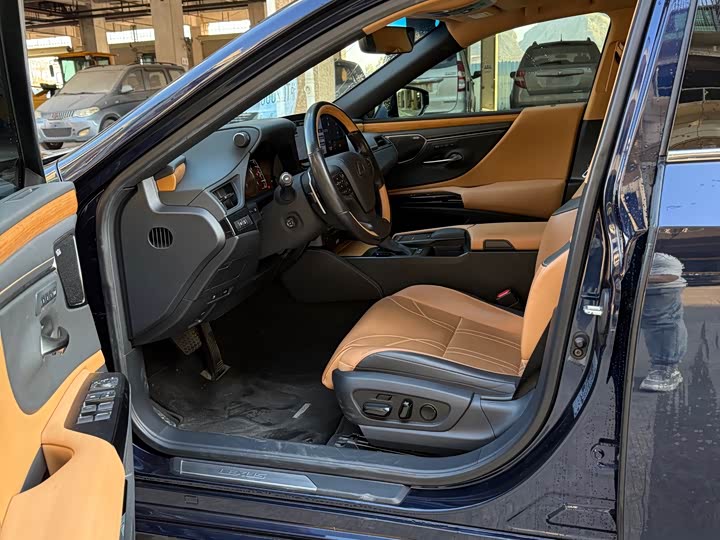 Фото 4 - Lexus ES