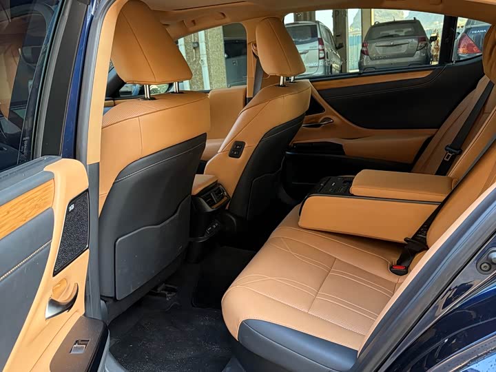 Фото 5 - Lexus ES