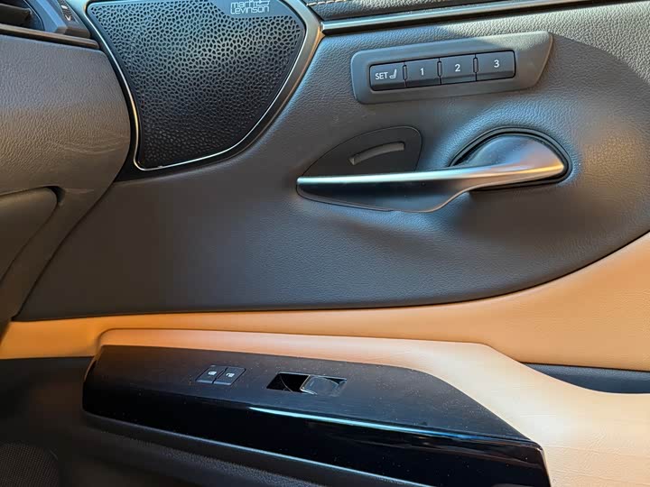 Фото 7 - Lexus ES