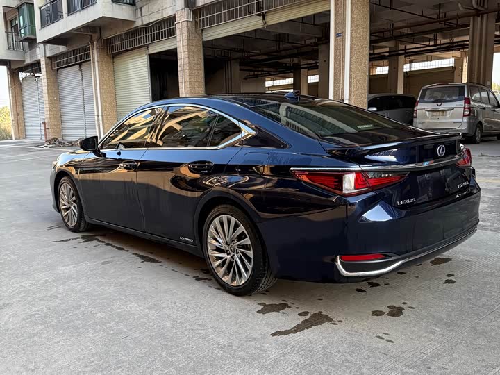 Фото 8 - Lexus ES