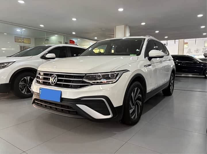 Фото 1 - Volkswagen Tiguan L Pro