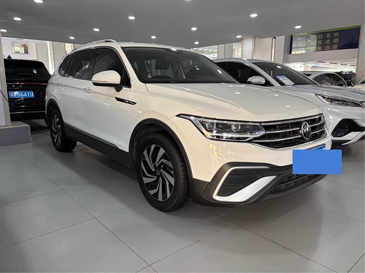 Фото 3 - Volkswagen Tiguan L Pro