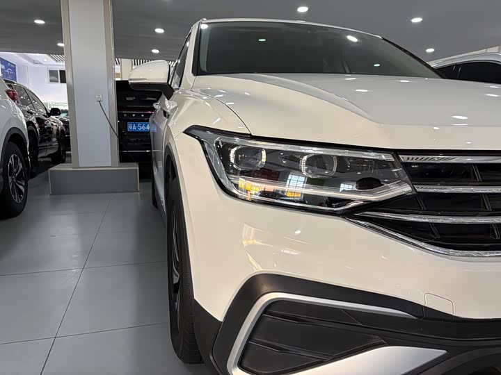 Фото 4 - Volkswagen Tiguan L Pro