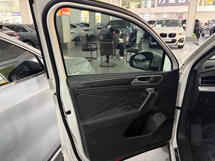 Фото 6 - Volkswagen Tiguan L Pro