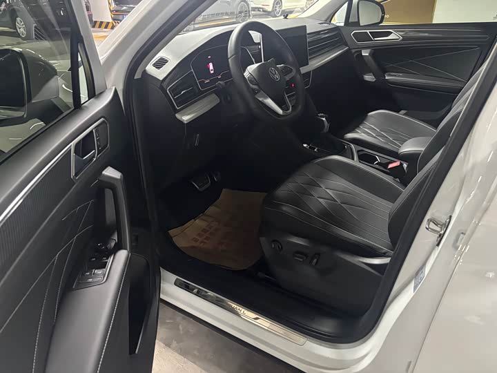 Фото 4 - Volkswagen Tiguan L Pro