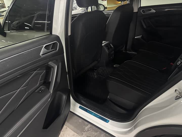 Фото 8 - Volkswagen Tiguan L Pro