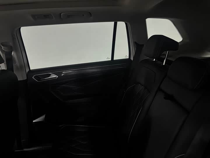 Фото 9 - Volkswagen Tiguan L Pro