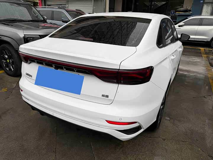 Фото 8 - Geely Emgrand