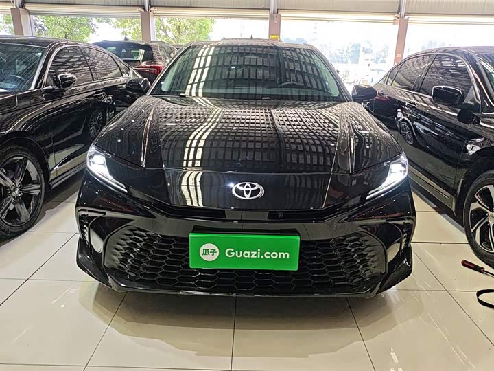 Фото 3 - Toyota Camry