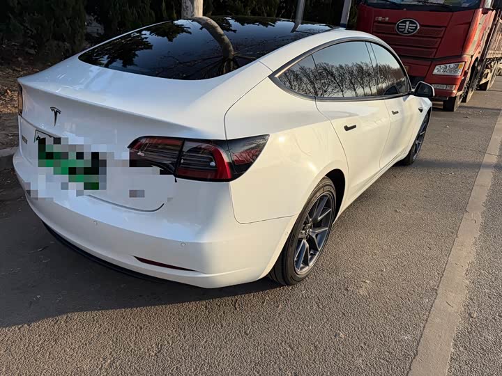 Фото 3 - Tesla Model 3