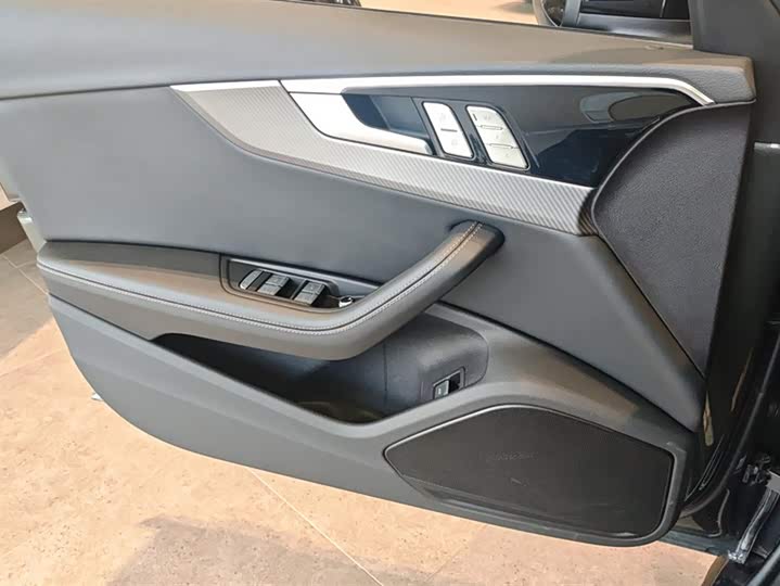 Фото 7 - Audi A4L