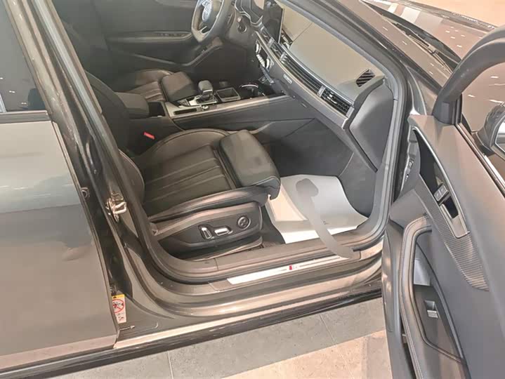 Фото 8 - Audi A4L