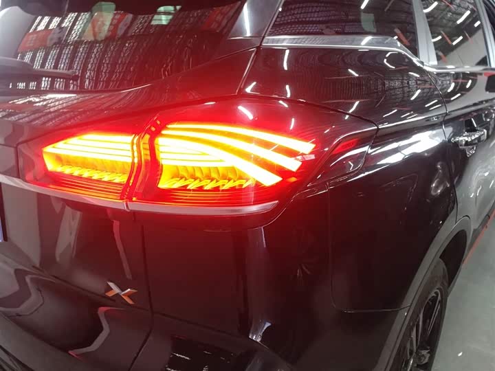 Фото 8 - Geely Atlas