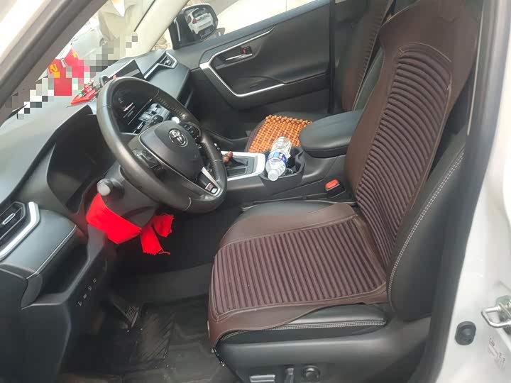 Фото 8 - Toyota RAV4