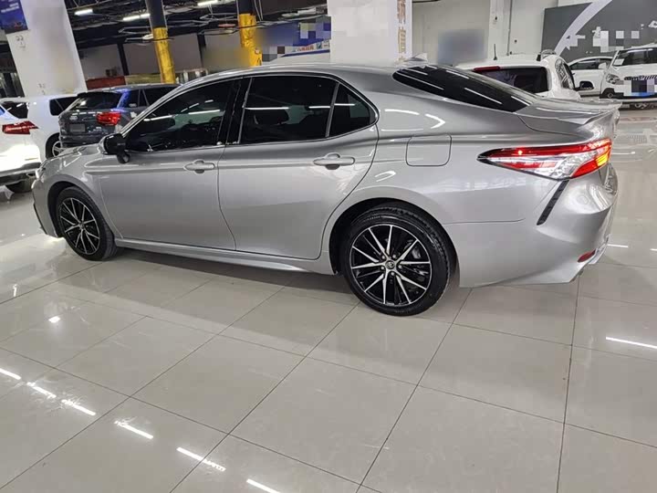 Фото 5 - Toyota Camry