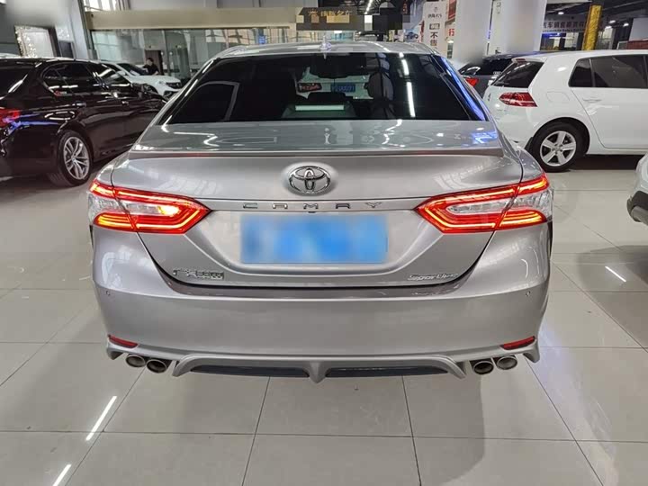 Фото 6 - Toyota Camry