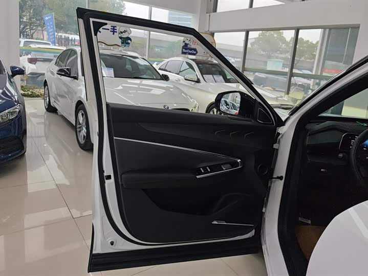 Фото 7 - Geely Atlas