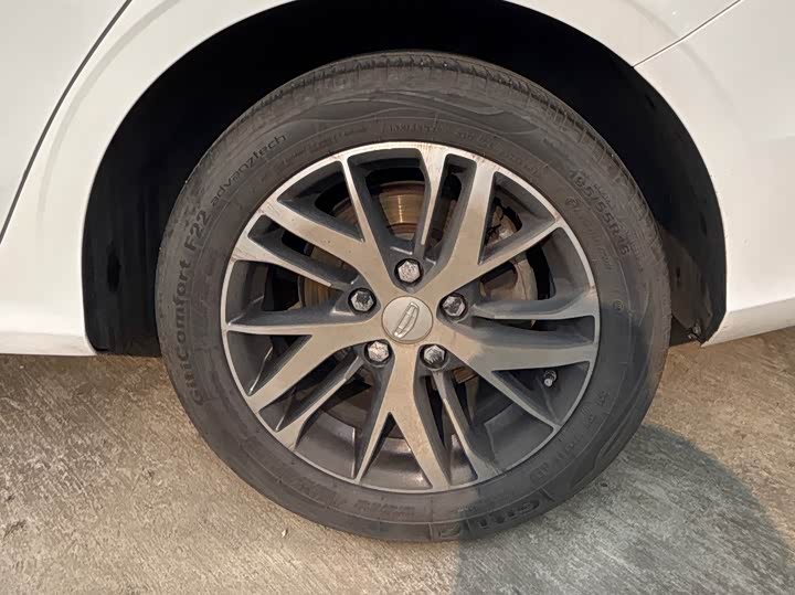 Фото 7 - Geely Emgrand