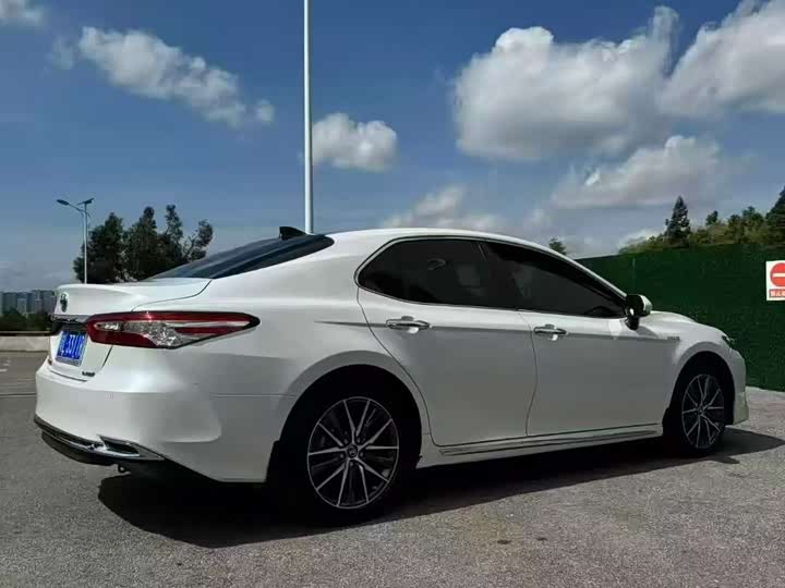 Фото 7 - Toyota Camry