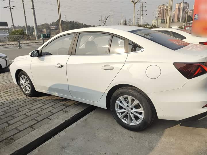 Фото 5 - Roewe i5