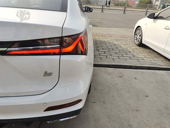 Фото 8 - Roewe i5