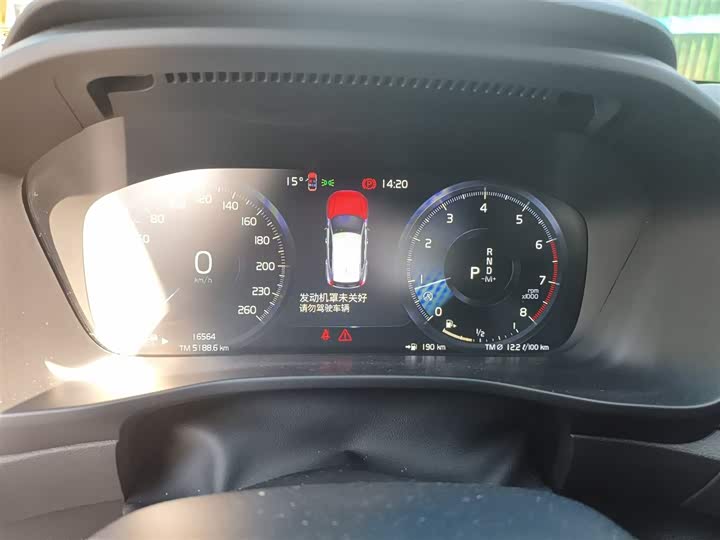 Фото 4 - Volvo XC40