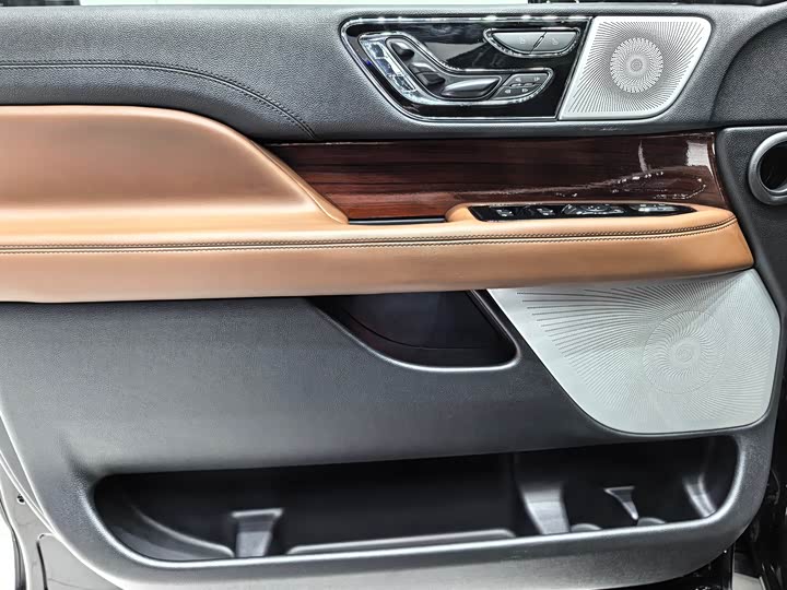 Фото 4 - Lincoln Navigator