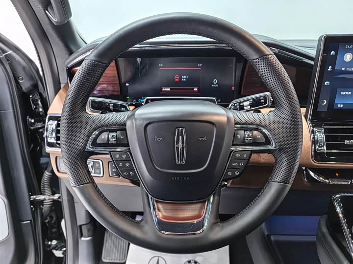 Фото 8 - Lincoln Navigator