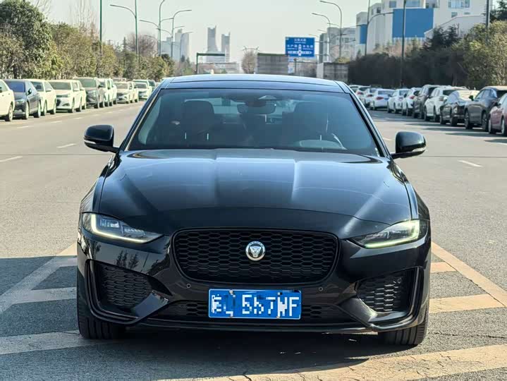 Фото 2 - Jaguar XE L