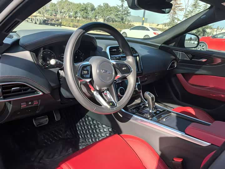 Фото 3 - Jaguar XE L