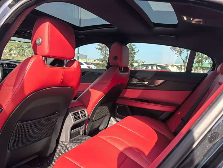 Фото 4 - Jaguar XE L