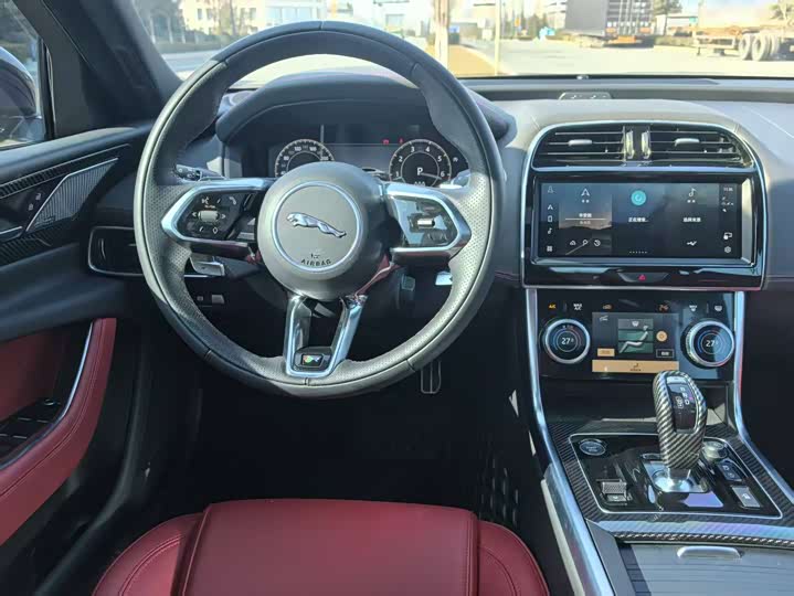 Фото 6 - Jaguar XE L