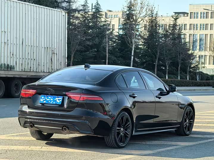 Фото 9 - Jaguar XE L