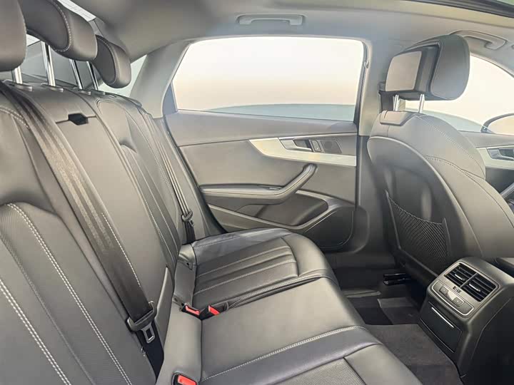 Фото 8 - Audi A4L