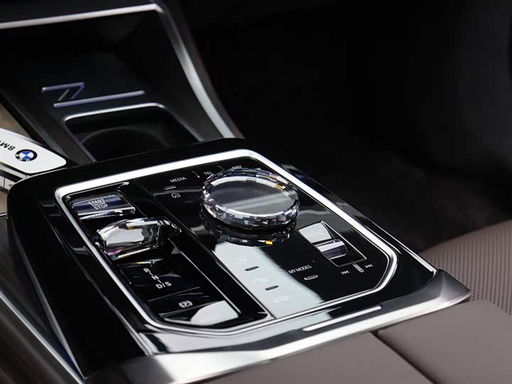 Фото 8 - BMW 7 Series