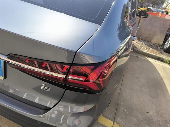 Фото 8 - Roewe i5