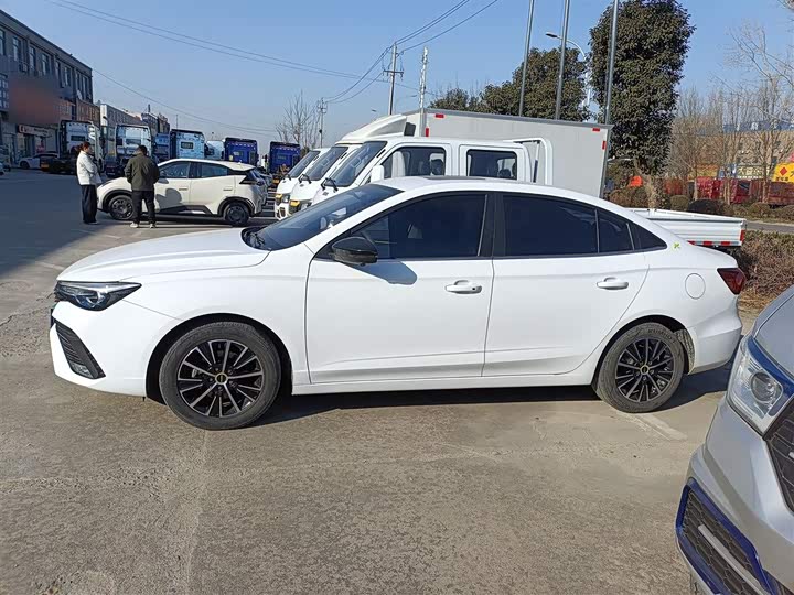 Фото 5 - Roewe i5