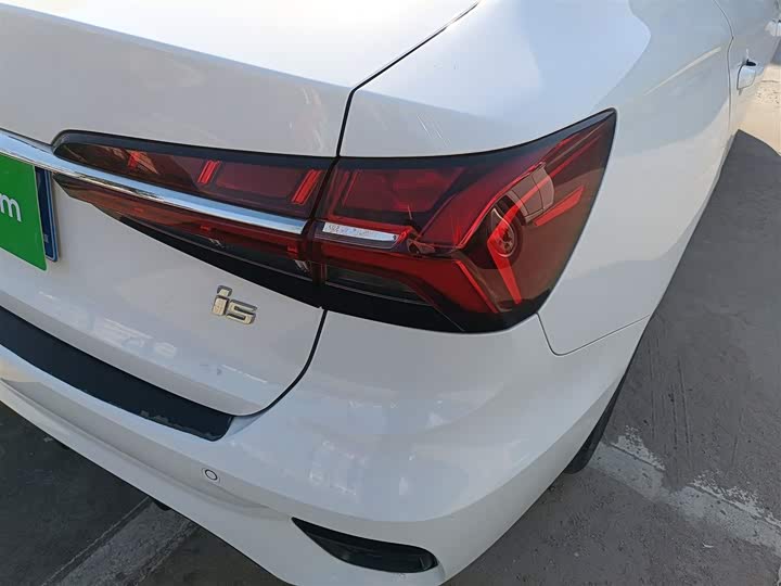 Фото 8 - Roewe i5