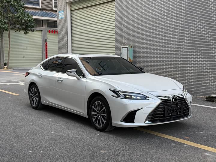 Фото 2 - Lexus ES