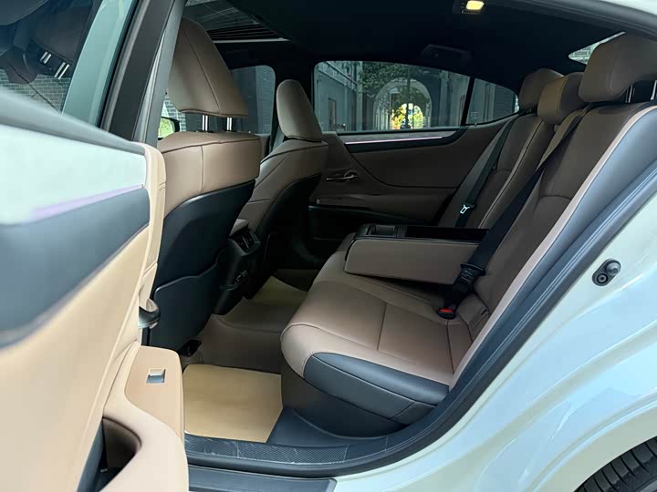 Фото 4 - Lexus ES