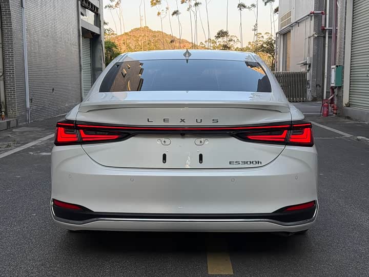 Фото 7 - Lexus ES