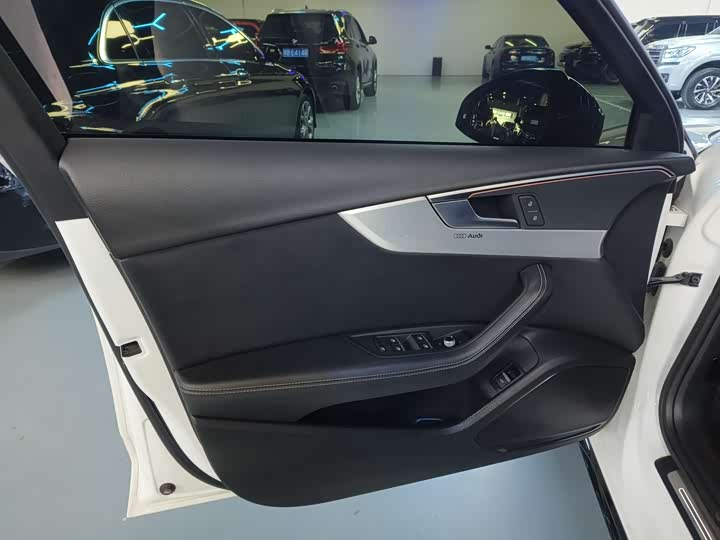 Фото 5 - Audi A4L