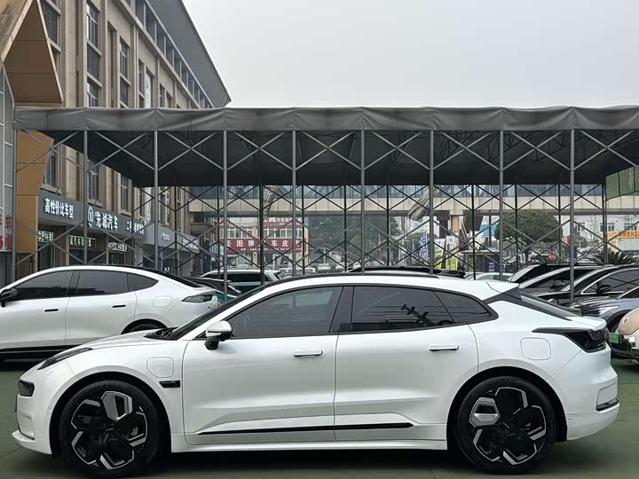 Фото 2 - Zeekr 001