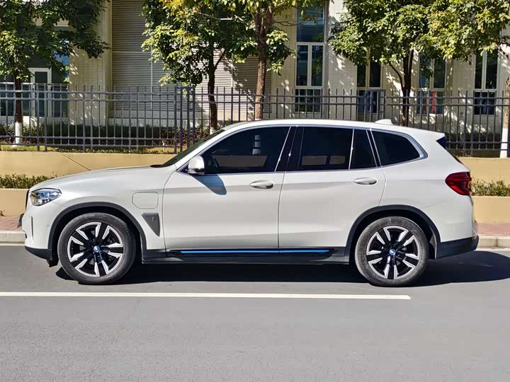 Фото 8 - BMW iX3
