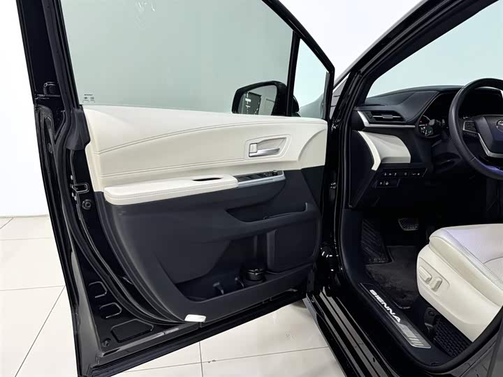 Фото 8 - Toyota Sienna