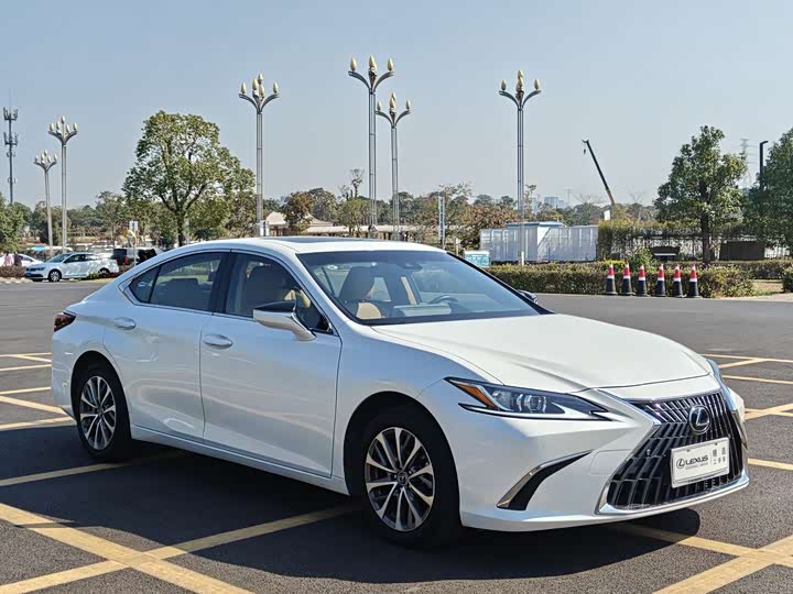 Фото 1 - Lexus ES