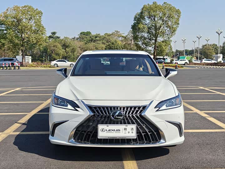 Фото 2 - Lexus ES